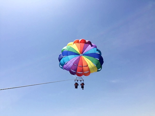 parasailing-over-the-red-sea